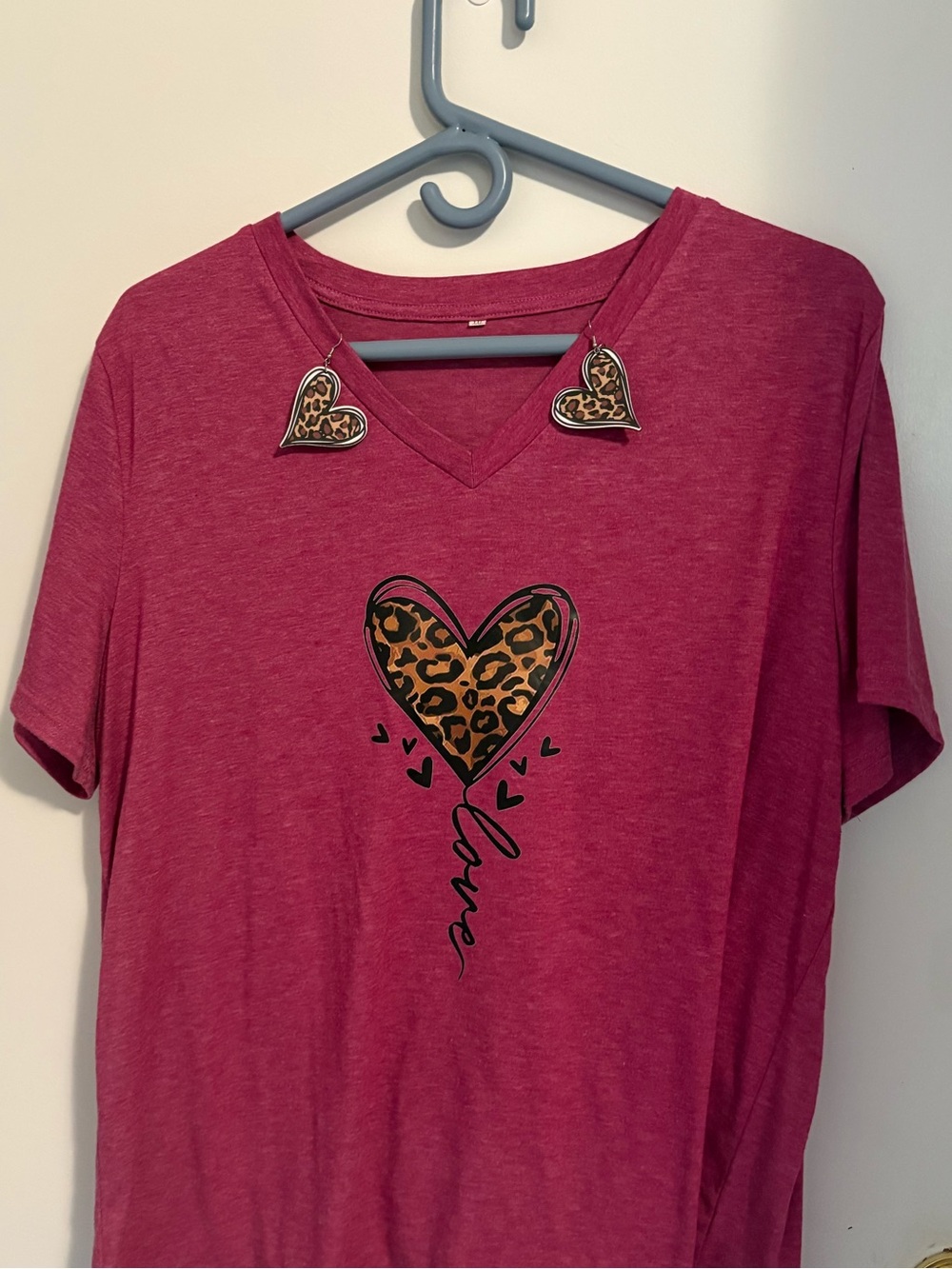 Women’s V-Neck Pink Leopard Heart Graphic Tee With Matching Earrings - Picture 2 of 8
